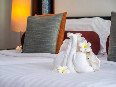 Beyaz fil havlu ve yatak otel yatak odası iç dekorasyonda rahat yastık