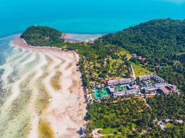 Seyahat ve tatil için adada güzel tropikal plaj ve deniz ağaçları ile havadan görünümü