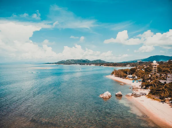 Koh samui Adası Tatil ve seyahat için mavi gökyüzünde üzerinde pek çok ağaç ve beyaz bulut deniz ve plaj güzel havadan görünümü