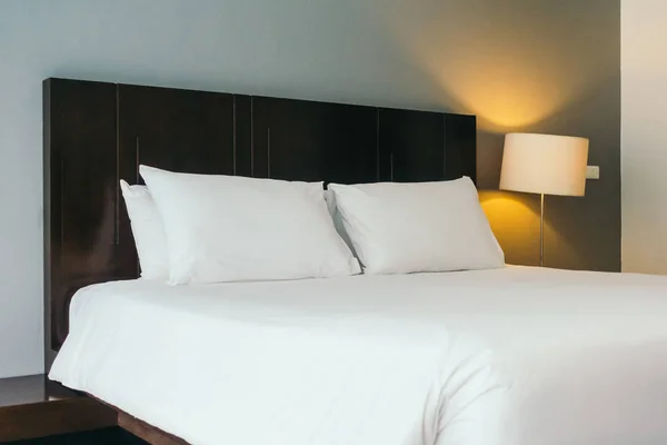 Біла Зручна Подушка Прикрасі Ліжка Кімнаті Ліжка Готелю — стокове фото