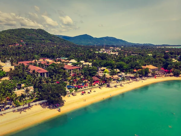 Seyahat ve tatil için adada güzel tropikal plaj ve deniz ağaçları ile havadan görünümü
