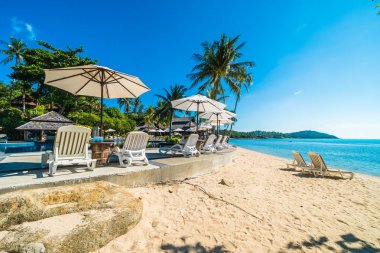 Güzel tropikal plaj ve deniz ile seyahat ve tatil için mavi gökyüzü sandalyede