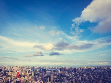 Japonya'da mavi gökyüzü ve beyaz bulut ile güzel mimari ve yapı ile tokyo tokyo şehir etrafında kule