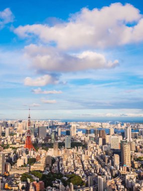 Japonya'da mavi gökyüzü ve beyaz bulut ile güzel mimari ve yapı ile tokyo tokyo şehir etrafında kule