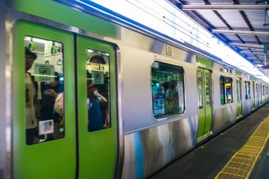 Tokyo Japonya - 5 Ağustos 2018: Japonya'da tren ve metro istasyonu uzaklıktadır popüler ulaşım