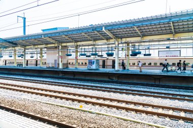 Tokyo Japonya - 5 Ağustos 2018: Japonya'da tren ve metro istasyonu uzaklıktadır popüler ulaşım