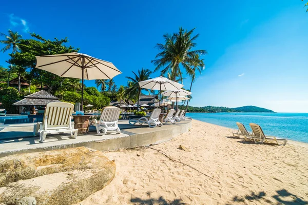 Güzel tropikal plaj ve deniz ile seyahat ve tatil için mavi gökyüzü sandalyede