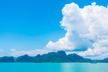 Güzel deniz ve okyanus mavi gökyüzü arka plan bulut ile