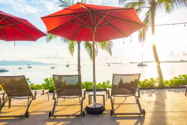 Güzel tropikal deniz okyanus ve plaj şemsiye ve sandalye seyahat ve tatil için