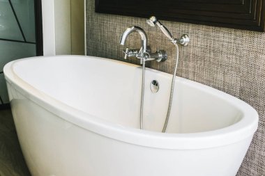 Güzel lüks beyaz küvet banyo iç dekorasyonda