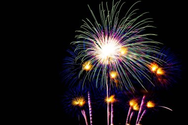 Kutlama için geceleri üzerinde siyah gökyüzü güzel renk havai fişek