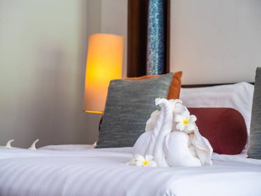 Beyaz fil havlu ve yatak otel yatak odası iç dekorasyonda rahat yastık