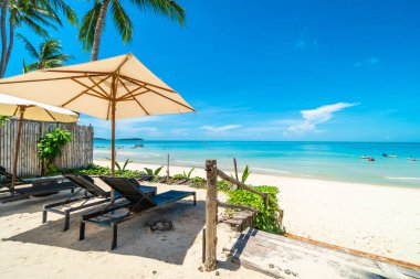 Güzel tropikal plaj ve şemsiye ve blue sky seyahat ve tatil için sandalyeye denize sıfır