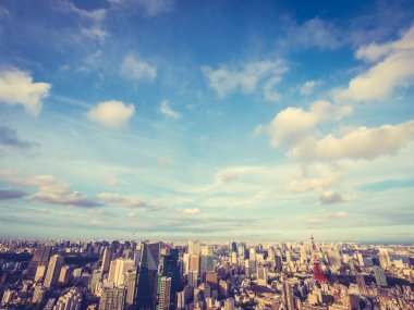 Japonya'da mavi gökyüzü ve beyaz bulut ile güzel mimari ve yapı ile tokyo tokyo şehir etrafında kule