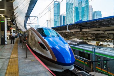 Tokyo Japonya - 5 Ağustos 2018: Japonya'da tren ve metro istasyonu uzaklıktadır popüler ulaşım