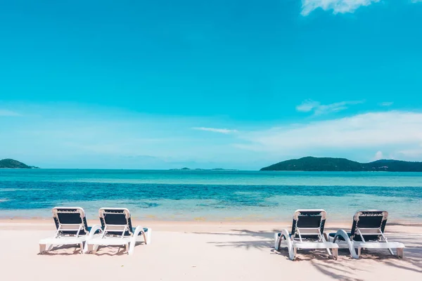 Schöne Aussicht Freien Mit Sonnenschirm Und Liegestuhl Strand Und Meer — Stockfoto