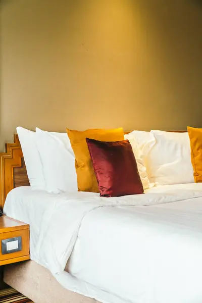 Άνετο Μαξιλάρι Κρεβάτι Φως Λαμπτήρα Έπιπλα Εσωτερική Διακόσμηση Του Υπνοδωματίου — Φωτογραφία Αρχείου