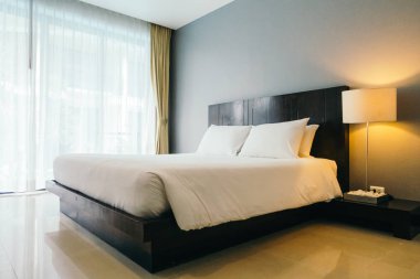 Beyaz rahat yastık yatak dekorasyon otel yatak odasında