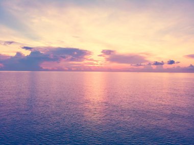 Güzel tropikal plaj ve deniz hurma ve koh samui Adası Tayland tatil ve seyahat için günbatımı zaman diğer ağacında havadan görünümü