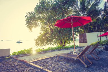 Güzel tropikal deniz okyanus ve plaj şemsiye ve sandalye seyahat ve tatil için