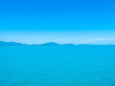 Seyahat ve tatil için mavi gökyüzü arka plan üzerinde beyaz bulut ile güzel tropikal deniz okyanus