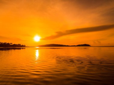 Güzel tropikal plaj deniz ve okyanus ile Hindistan cevizi hurma ağacı gündoğumu zaman seyahat ve tatil için