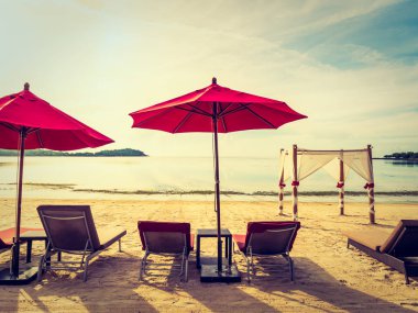 Şemsiye ve tropikal plaj deniz ve okyanus seyahat ve tatil için sandalye