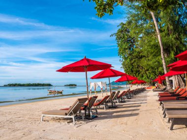 Şemsiye ve tropikal plaj deniz ve okyanus seyahat ve tatil için sandalye