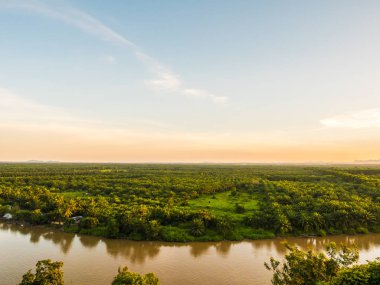 Alacakaranlık ve günbatımı zaman seyahat ve tatil için yeşil orman manzara ile güzel havadan görünümü