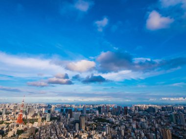 Japonya'da mavi gökyüzü ve beyaz bulut ile güzel mimari ve yapı ile tokyo tokyo şehir etrafında kule
