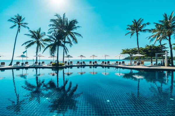 美丽的热带海滩和大海 带着雨伞和椅子环绕着酒店度假胜地的游泳池旅行和度假 — 图库照片