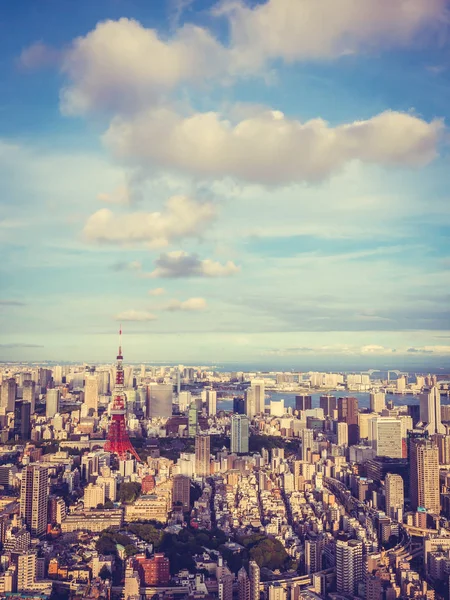 青い空と白い雲と日本のタワーの美しい建築と東京と東京市周辺の建築 — ストック写真