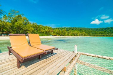 Ahşap iskele veya köprü tropikal plaj ve deniz paradise Island Seyahat ve tatil için