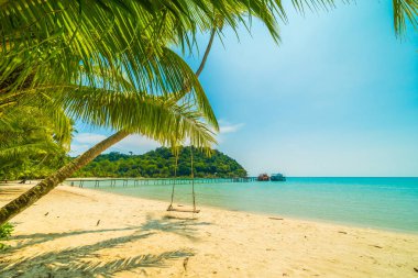 Güzel tropikal plaj ve deniz paradise Island Seyahat ve tatil için Hindistan cevizi hurma ağacı