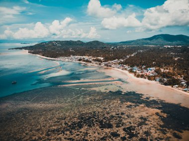 Güzel tropikal plaj ve deniz hurma ve koh samui Adası seyahat ve tatil için diğer ağacında havadan görünümü