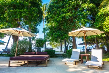 Güzel lüks otel ve tatil seyahat ve tatil için sandalye ve şemsiye ile açık yüzme havuzu