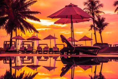 Güzel lüks otel ve tatil seyahat ve tatil için sandalye ve şemsiye ile açık yüzme havuzu