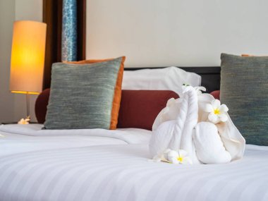 Beyaz fil havlu ve yatak otel yatak odası iç dekorasyonda rahat yastık