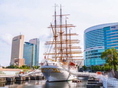 Yokohama Japonya - 25 Temmuz 2018: Güzel Nippon-maru A Yelkenli tekne Japonya Yokohama şehirde mavi gökyüzü ile