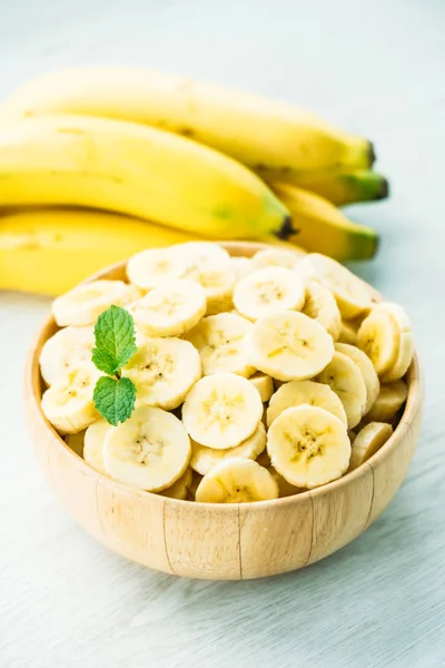 Rohe Gelbe Bananenfruchtscheiben Holzschüssel — Stockfoto