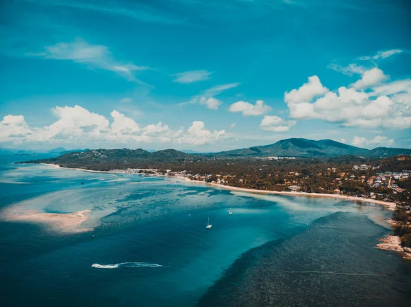 Hermosa Vista Aérea Playa Mar Con Muchos Árboles Nubes Blancas — Foto de Stock