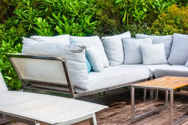 Bequemes Kissen Auf Sofa Dekoration Außenterrasse Mit Tropischen Und Naturblick — Stockfoto