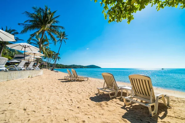 Piękna Plaża Tropikalne Morze Krzesło Błękitne Niebo Podróże Wakacje — Zdjęcie stockowe
