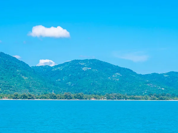 Belle Mer Océan Sur Nuage Blanc Fond Bleu Ciel Avec — Photo