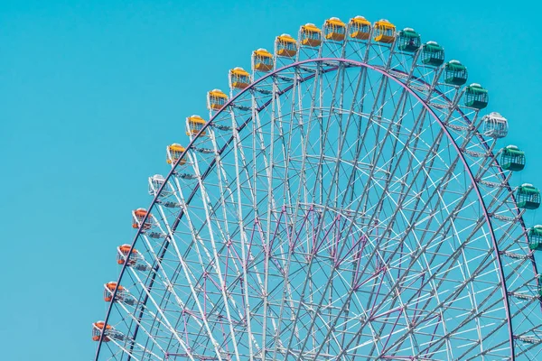 Mavi Gökyüzü Arka Plan Üzerinde Eğlence Festivali Park Taki Dönme — Stok fotoğraf