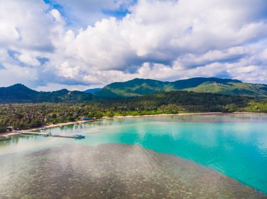 Güzel tropikal plaj ve deniz hurma ve koh samui Adası seyahat ve tatil için diğer ağacında havadan görünümü