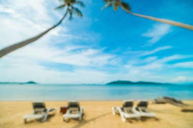 Soyut bulanıklık ve tropikal plaj ve deniz seyahat ve tatil için Hindistan cevizi hurma ağacı arka plan ile defocused