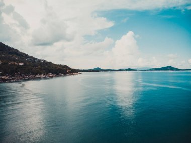Güzel tropikal plaj ve deniz hurma ve koh samui Adası seyahat ve tatil için diğer ağacında havadan görünümü