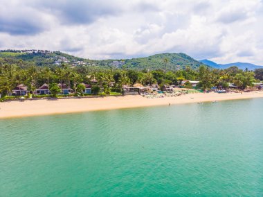 Güzel tropikal plaj ve deniz hurma ve koh samui Adası seyahat ve tatil için diğer ağacında havadan görünümü