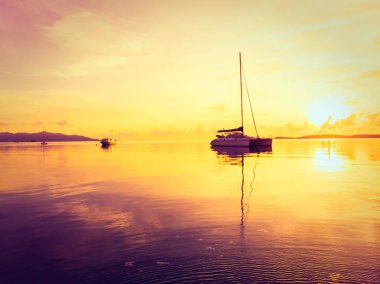 Güzel tropikal plaj ve deniz hurma ve koh samui Adası Tayland tatil ve seyahat için günbatımı zaman diğer ağacında havadan görünümü